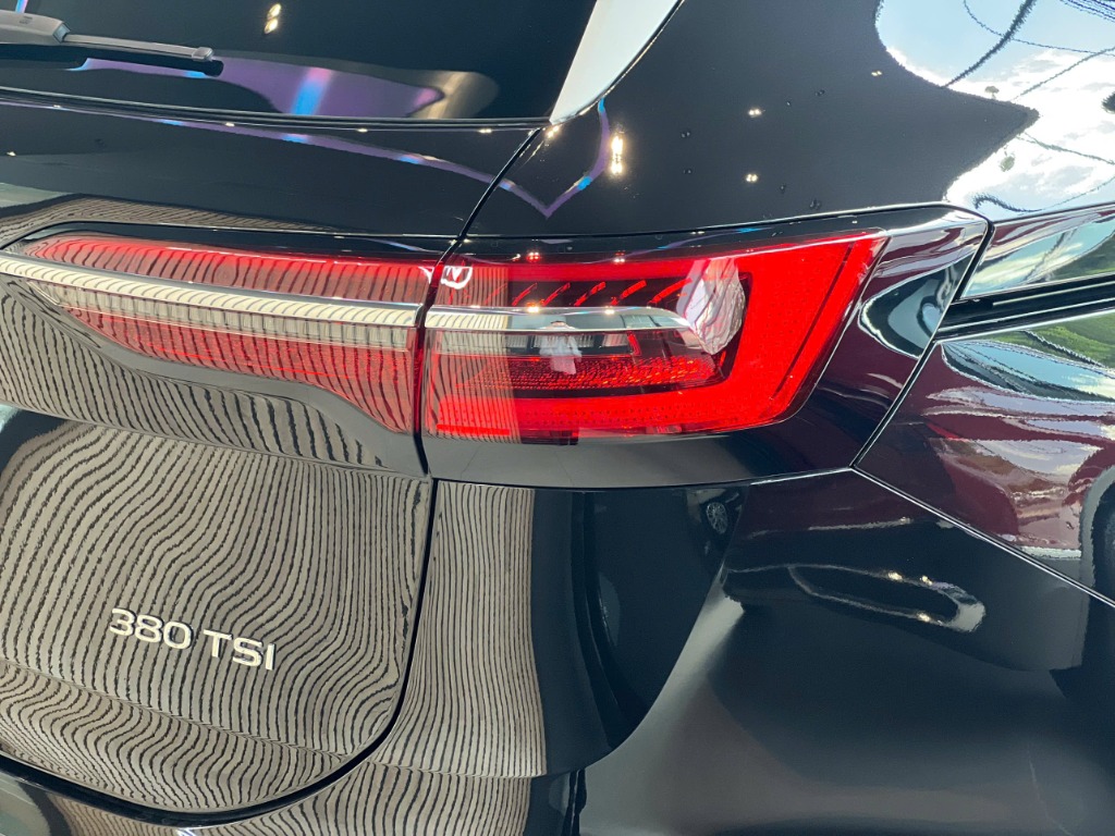 Đèn hậu LED và logo 380 TSI xe Volkswagen Viloran thực tế