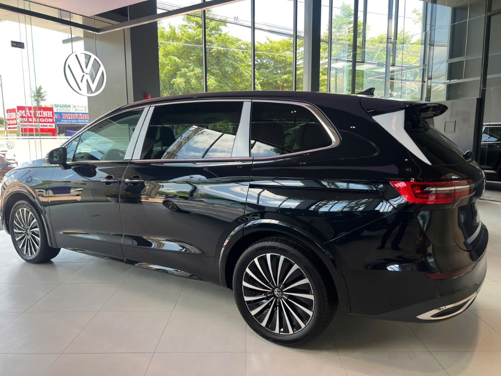 Thực tế xe Volkswagen Viloran màu đen tại Showroom Cần Thơ