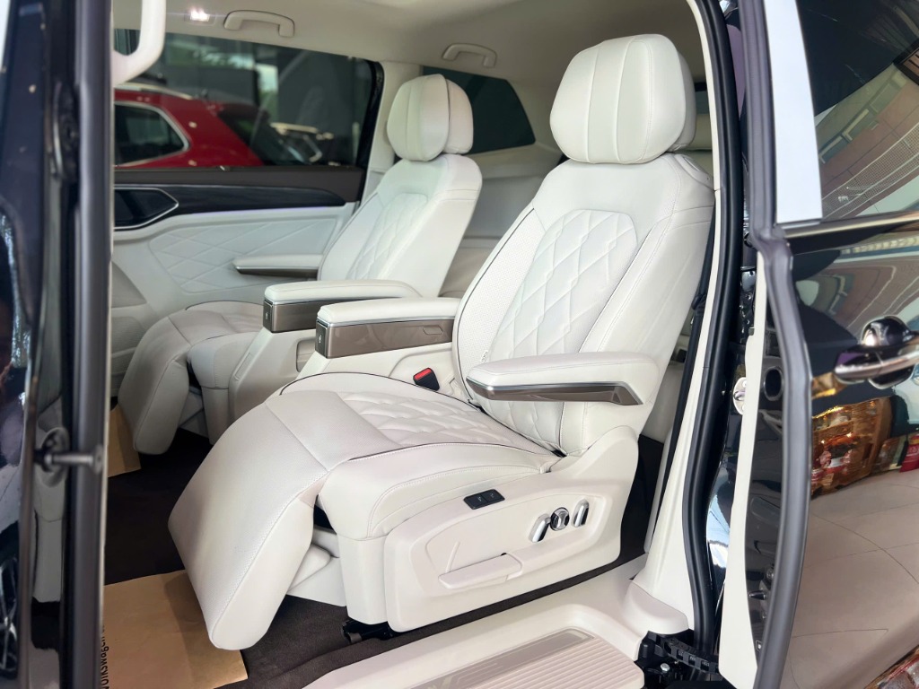 Ghế thương gia Ottoman da Nappa màu trắng xe Viloran thực tế