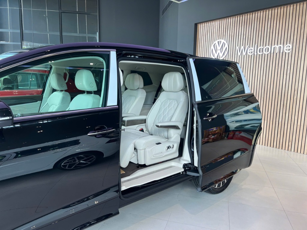 Cửa trượt điện tự động Viloran mở rộng tại sảnh Showroom Cần Thơ